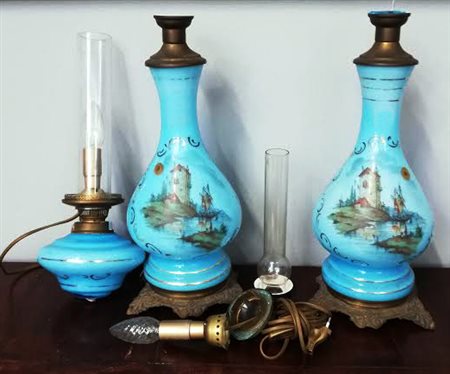 Coppia di lampade in opaline decorate a scene di pesca in policromia e dorature