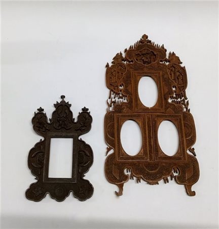 Arte orientale
Lotto composto da due cornici in legno scolpite a figure ed elem