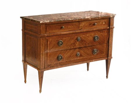 Antico comò a quattro cassetti con fronte e fianchi lastronati e filettati in l