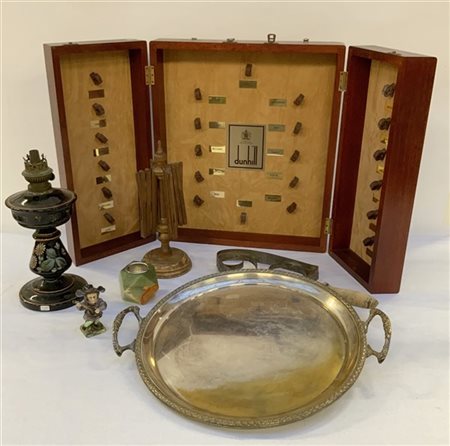 Lotto composto da una scatola in legno, un supporto per ferro da stiro, una lam