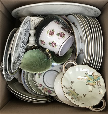 Manifatture diverse
Cartone contenente numerosi piatti e altri oggetti in porce