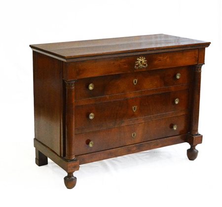 Comò lastronato a quattro cassetti con montanti a colonne tornite decorate da c