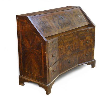 Ribalta in noce, filettata e lastronata. Fronte di linea spezzata a tre cassett