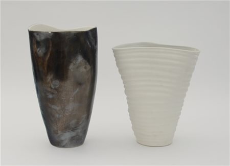 Lotto composto da due vasi in ceramica di forma mossa: uno bianco a fasce orizz
