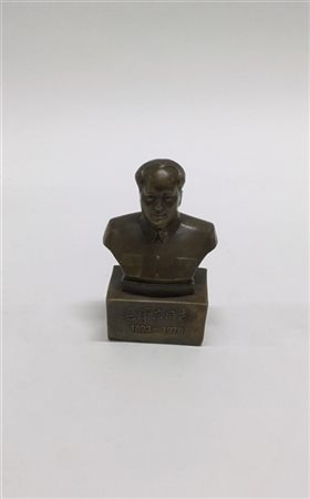 Piccolo busto in bronzo raffigurante Mao Zedong. 
Cina, sec. XX (h. cm 10,5) (l