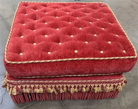 Pouf quadrato imbottito e rivestito in velluto rosso con frange. Italia, anni '