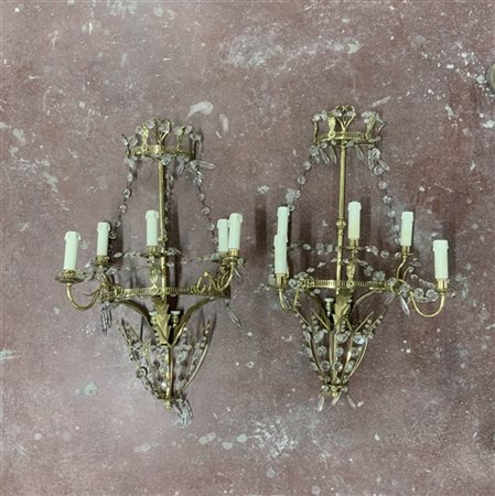Coppia di appliques a cinque fiamme in ottone decorate da pendagli in vetro (h