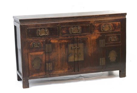 Mobile a tre cassetti di diverse misure con due ante centrali con decori in met