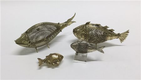 Lotto di quattro scuture in materiali diversi raffiguanti pesci (lievi difetti)