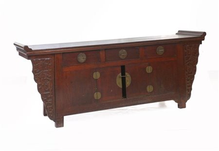 Mobile a tre cassetti e due sportelli con fregi decorati a draghi stilizzati. C