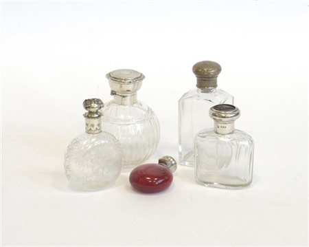 Gruppo di cinque bottiglie porta profumo in cristallo molato con tappi in argen