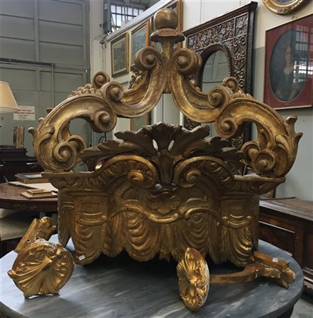 Letto a baldacchino con testata in stoffa damascata, puntale e reggitenda in le