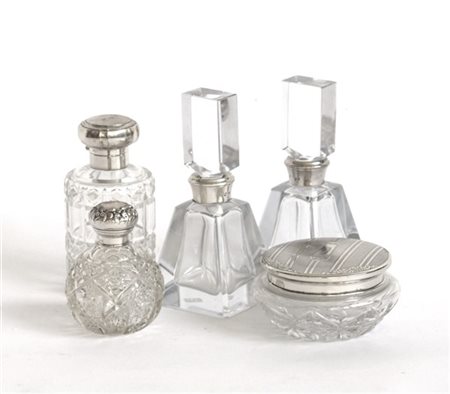 Lotto composto da quattro bottiglie e un contenitore in vetro con tappi in arge