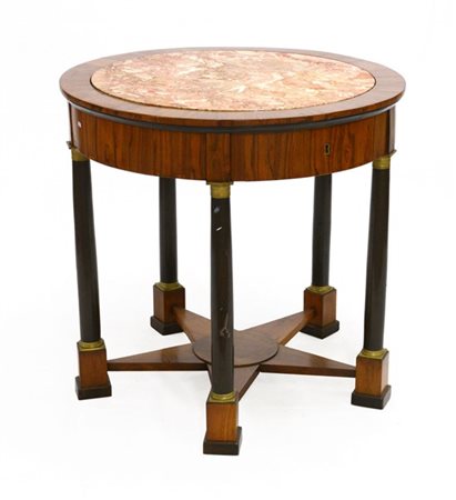 Tavolo tondo lastronato in noce con fascia ad un cassetto poggiante su cinque c