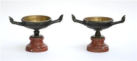 Coppia di alzatine biansate in bronzo, basi in marmo (h cm 16) (difetti e manca