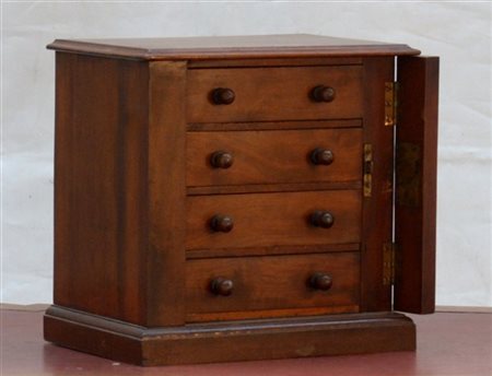 Portagioie a forma di comò a quattro cassetti, secolo XIX (cm 37x37x26) (difett