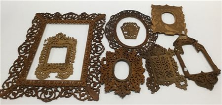 Manifatture diverse, secolo XIX/XX. Lotto composto da otto fra cornici e fregi