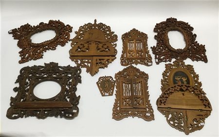Manifatture diverse, secolo XIX/XX. Lotto composto da otto fra cornici e fregi