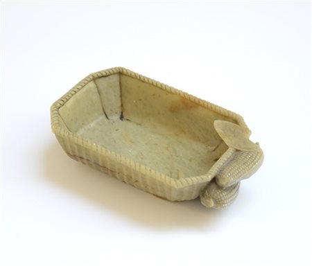 Ciotola in pietra saponaria scolpita a pannocchie. Cina, sec. XX (lungh. cm 12)