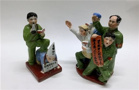 Due gruppi in porcellana policroma raffigurante Mao Zedong e guardie dell'Armat