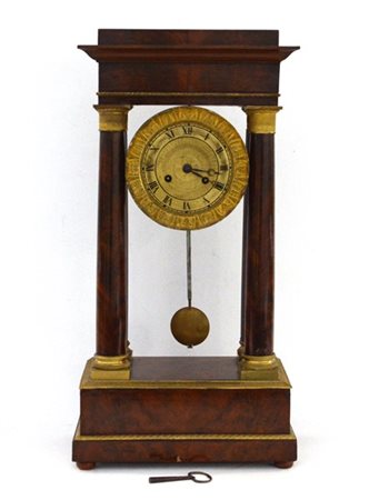 ANONIMO, Francia. Orologio a portico con cassa in piuma di mogano e guarnita da