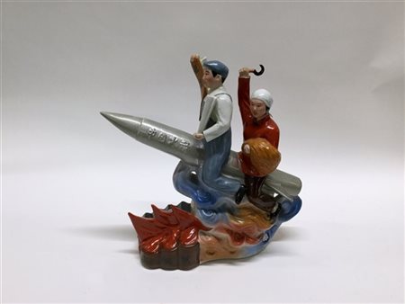 Gruppo in ceramica policroma raffigurante contadina e operaio su razzo, con isc