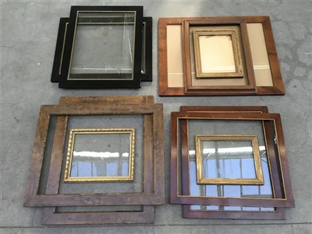 Lotto di undici cornici di fattura e dimensioni differenti (difetti)