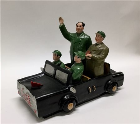 Gruppo in ceramica policroma raffigurante Mao Zedong su una macchina di rappres