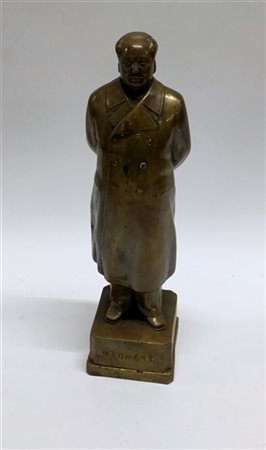 Scultura in bronzo raffigurante Mao Zedong con iscrizioni, datata 1966. Cina, s