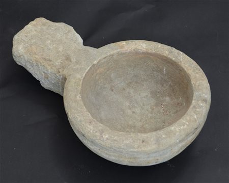 Antica acquasantiera in pietra (d cm 35) (difetti)