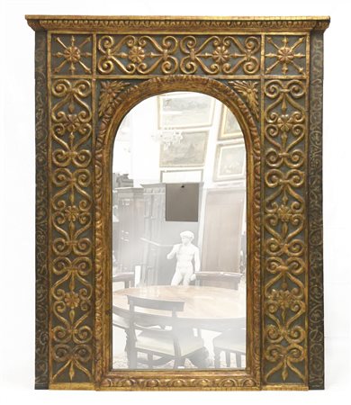 Antica specchiera in legno laccato e dorato con cornicione aggentante (cm 140x1