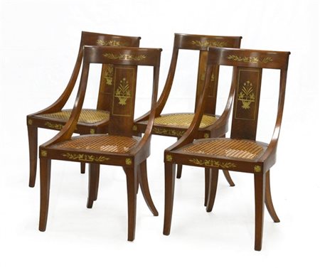 Gruppo di quattro sedie a gondola in noce con fascia e schienale intarsiati in