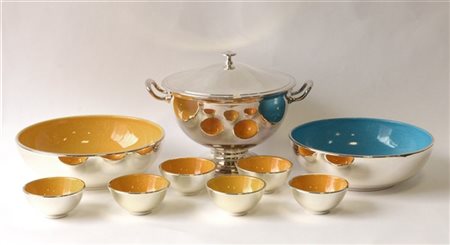 Lotto composto da due insalatiere, sei ciotole in ceramica argentata e policrom