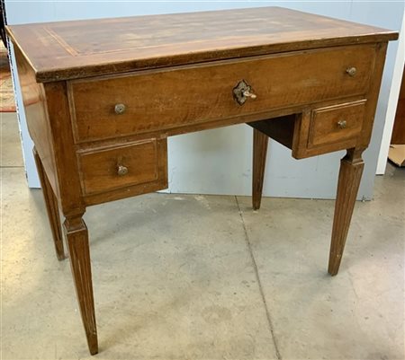 Scrittoio in noce con tre cassetti sul fronte, gambe rastremate e scanalate, co