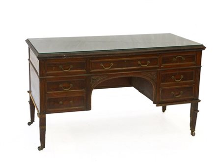 Scrivania da centro lastronata e impiallacciata con sette cassetti e gambe con