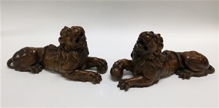Coppia di sculture in legno raffiguranti leoni, secolo XIX (cm 50x22)
 (lievi d