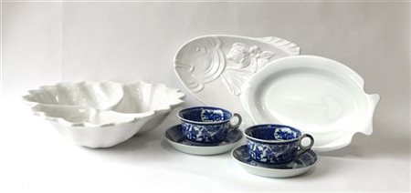 Lotto composto da due pesciere, un centrotavola e due tazze con piattini in cer