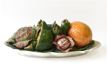 Centrotavola in ceramica decorata in policromia a rilievo a verzure (l cm 57) (