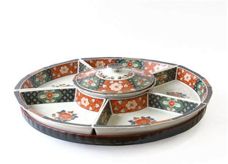 Antipastiera composta da cinque vassoi ed uno centrale con coperchio in porcell