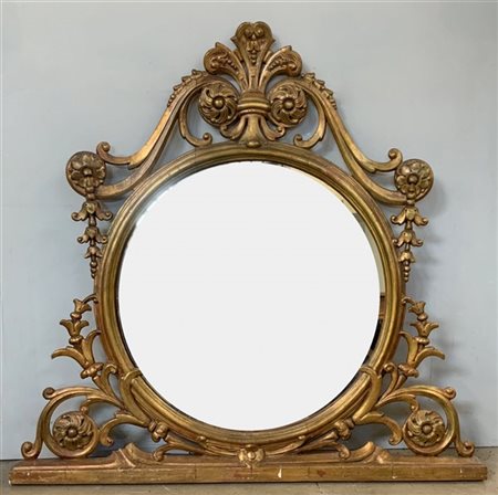 Caminiera in legno intagliato, traforato e dorato a motivi vegetali, fregi e ro