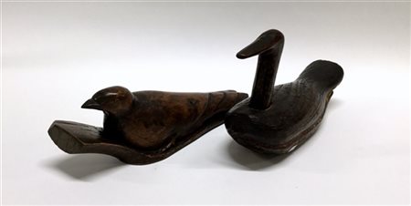 Lotto composto da due sculture in legno raffiguranti volatili di manifatture di