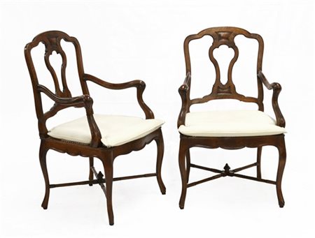 Coppia di poltrone in noce con schienale e braccioli mossi (lievi difetti)
