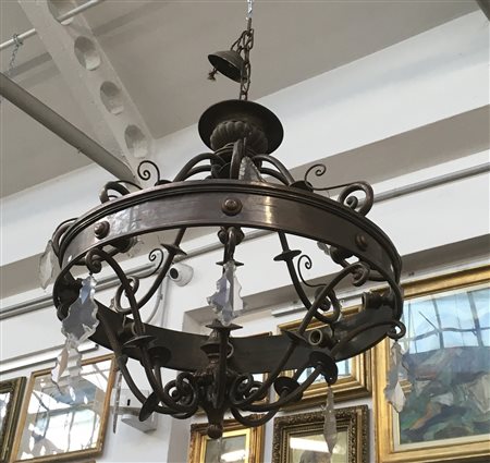 Lampadario in rame a otto luci con braccia ricurvi e pendenti in vetro (d cm 75