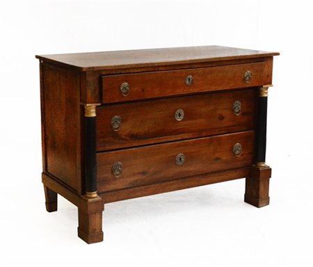 Comò a tre cassetti, montanti a colonna a tutto tondo, ebanizzati e dorati, pie