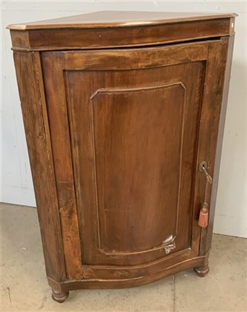 Angoliera in noce ad un'anta, fronte sagomato (cm 60x91x38) (difetti)