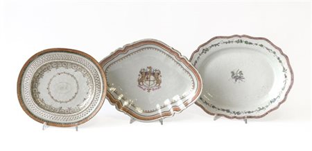 Manifatture diverse del sec. XIX. Lotto composto da un vassoietto e due centrot