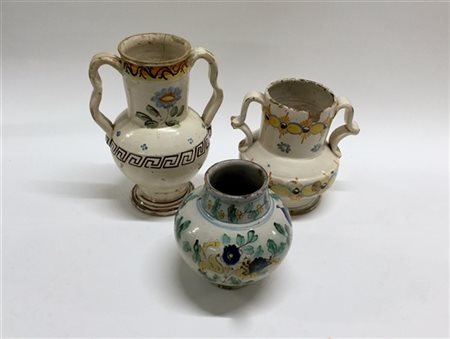 Manifatture diverse sec XIX
Gruppo di tre vasi in terraccotta smaltata in polic