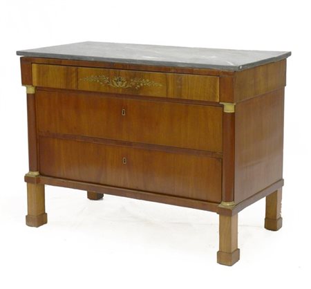 Comò a due cassetti e mezzo lastronati in noce con cassetto sottopiano intarsia