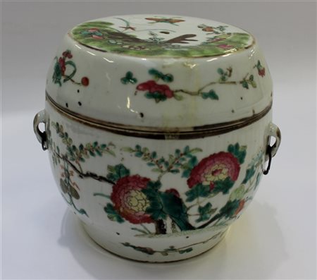 Manifattura orientale, contenitore con coperchio in ceramica dipinta a decori n