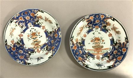 Coppia di piatti Imari e Famiglia Verde decorati con fenici e motivi floreali (